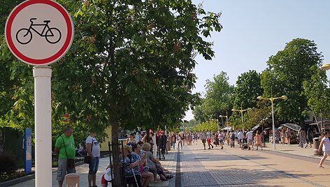 Draudimų važiuoti dviračiu paiso ne visi.