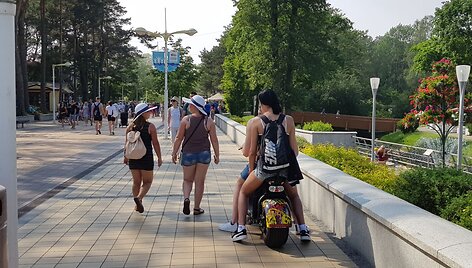 Draudimų važiuoti dviračiu paiso ne visi.