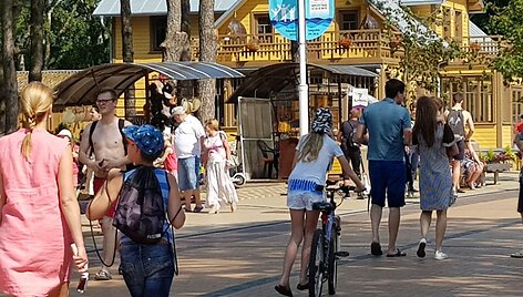 Draudimų važiuoti dviračiu paiso ne visi.