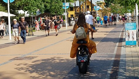 Draudimų važiuoti dviračiu paiso ne visi.