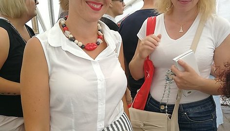 Monika Krėpštienė Jūros šventei „iškepė“ šimtus karoliukų, paukštelių, kurie virto dailiais keramikos papuošalais.