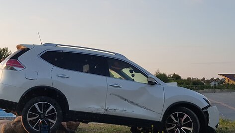 Ant akmenų užlėkęs &bdquo;Nissan&ldquo;