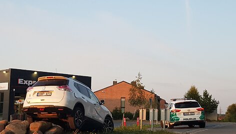 Ant akmenų užlėkęs &bdquo;Nissan&ldquo;
