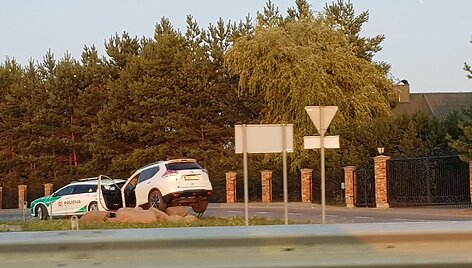 Ant akmenų užlėkęs &bdquo;Nissan&ldquo;