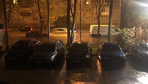 Dėl didžiulės naktinės liūties skendo Klaipėdos gatvės.