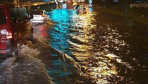 Dėl didžiulės naktinės liūties skendo Klaipėdos gatvės.