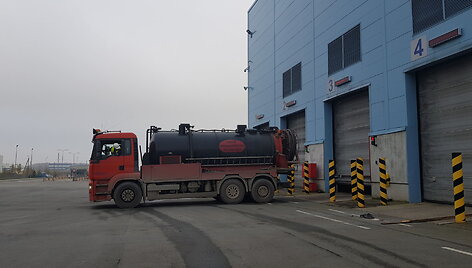 Į atliekų deginimo gamyklą Klaipėdoje atvežtas užter&scaron;tas pienas i&scaron; Alytaus regiono.