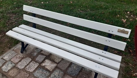 Vardiniai suoliukai Kretingoje