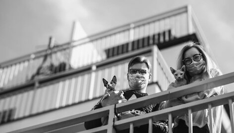 Juodai baltais kadrais klaipėdietis fotografas įamžino žmones balkonuose