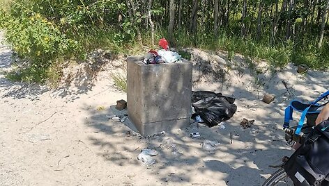 Poilsiautojai pasipiktinę &scaron;iuk&scaron;lėmis dviračių trasoje Neringoje. 