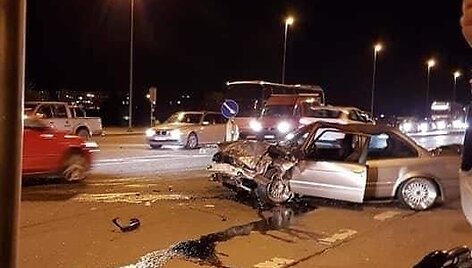 Avarija Klaipėdoje: BMW rėžėsi į &bdquo;VW Golf&ldquo;, o &scaron;is nuo smūgio parblo&scaron;kė du jaunuolius.