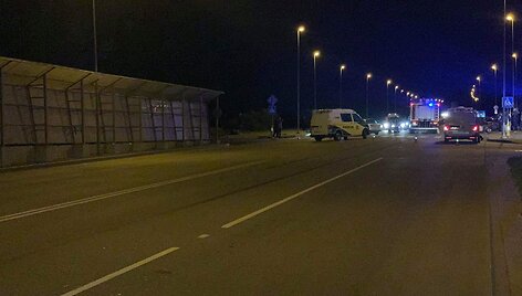 Avarija Klaipėdoje: BMW rėžėsi į &bdquo;VW Golf&ldquo;, o &scaron;is nuo smūgio parblo&scaron;kė du jaunuolius.