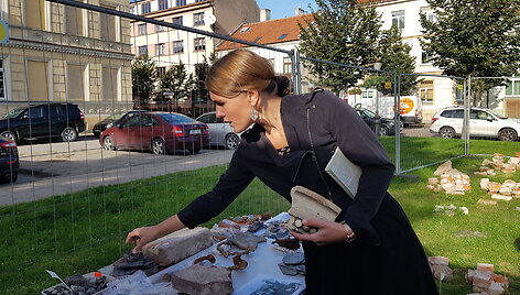 Archeologė Raimonda Nabažaitė su komanda tyrinėja Jonų bažnyčios vietą. 