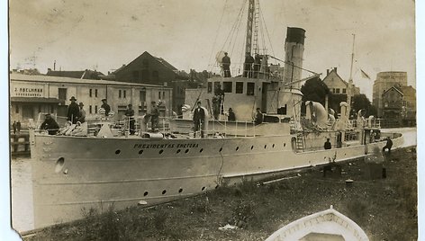 Laivas „Prezidentas Smetona“ Danės upėje. Nuotrauka daryta Max Ehrhardt fotosalone Liepojos gatvėje Nr. 20, Klaipėda. Užfiksuotas vaizdas 20 a. 4 dešimtmetyje.