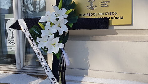Smulkus verslas i&scaron;rei&scaron;kė protestą draudimui dirbti - ties rotu&scaron;e Klaipėdoje paliko juodą kryžių