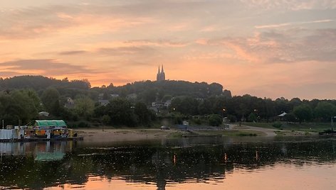 Danielius Djačkovas su žmona Gintare ir vaikais leidosi į kelionę Nemunu paties gamintu plaustu.