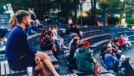 Nidoje &ndash; eksperimentinio kino ir meno festivalis Suspaustas laikas, nidos amfiteatras