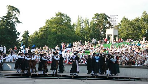 Žaliais dažais svečiai ir žiūrovai išsitepė prisėdę ant suolelių Vasaros estradoje.