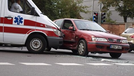 Greitoji susidūrė su lengvuoju automobiliu pačiame miesto centre. 