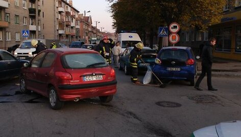Avarijoje susidūrė Peugeot, Toyota ir Mazda.