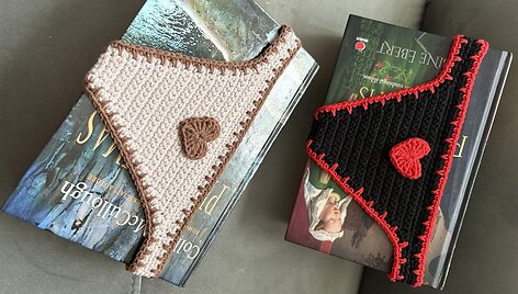 Marijampolietė nunėrė bikini formos knygų skirtukus.