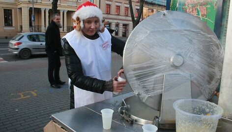 Penki entuziastai klaipėdiečius vai&scaron;ina imbierine arbata. 
