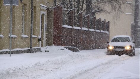 Nepaliaujamai kritęs sniegas tapo sunkiai įveikiamu gatvių ir kiemų valytojams.