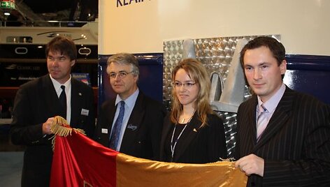 I&scaron; kairės į de&scaron;inę: Holger Belgardt, Hanse Sail Rostock vykdomasis direktorius, Harald Kuhle, Kuhle Tours GmbH vykdomasis direktorius, Monique Shulze, Riugeno turizmo tarybos atstovė, &Scaron;arūnas Rutkauskas prie ką tik pakrik&scaron;tyto laivo. 
