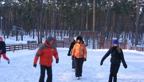 Nidoje čiuožykla įrengta vidurinės mokyklos aikštynų vietoje. 