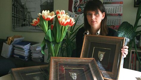 Kultūros skyriaus vedėja G.Giedraitytė rankose laiko juvelyro Vido Bizausko sukurtas kaukes. Jau &scaron;į vakarą už reik&scaron;mingiausią teatrinį metų įvykį jos atiteks trims teatralams. Kiekvienos kaukės vertė &ndash; apie 2000 lt.