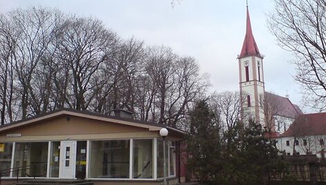Prie&scaron; trejus metus tualetas buvo pastatytas pačiame centre, prie bažnyčios tvoros.