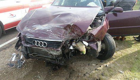 Netoli Dotnuvos avarijos metu susidūrė sunkvežimis ir „Audi“ 