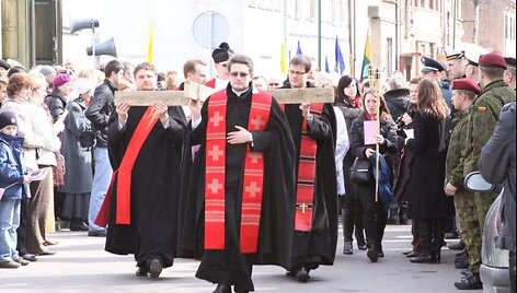 Klaipėdos gatvėmis buvo ne&scaron;amas apie dviejų metrų ilgio kryžius.