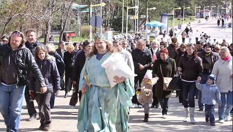 Gintaru ne&scaron;iną Neptūną sekė būrys poilsiautojų.