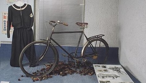 L.Alseikos dviratis ir apranga Šiaulių dviračių muziejuje. Ant sienos – žemėlapis su kelionės maršrutu. 