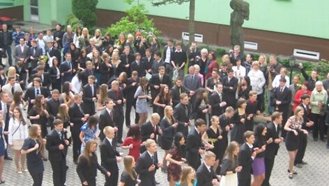 Jurgio Pabrėžos gimnazijos abiturientai surengė flash mob'ą.