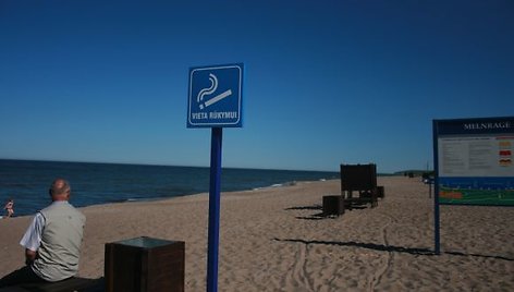 Pastaruoju metu darbininkai paplūdimiuose turi daug darbo montuodami ženklus, ruošdami paplūdimio inventorių.