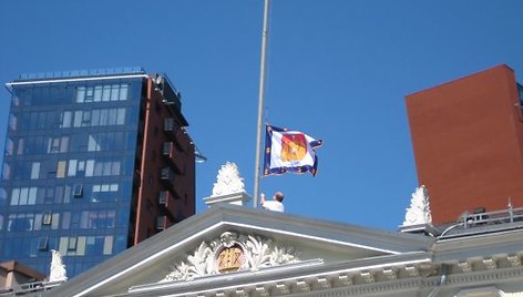 Trečiadienį apskrities administracijos vėliava buvo nuleista, dabar čia plėvesuoja trispalvė.