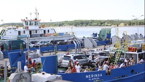 Keltai sausakim&scaron;i ir automobilių, ir keleivių.