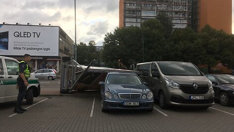 Stiprus vėjas Vakarų Lietuvos gyventojams prikrėtė eibių.