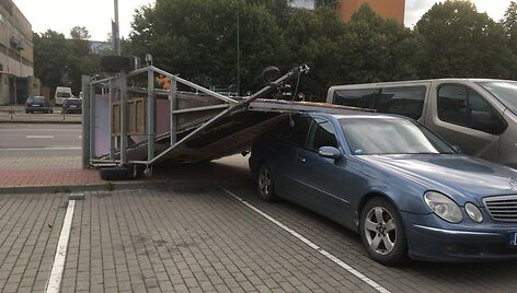 Stiprus vėjas Vakarų Lietuvos gyventojams prikrėtė eibių.