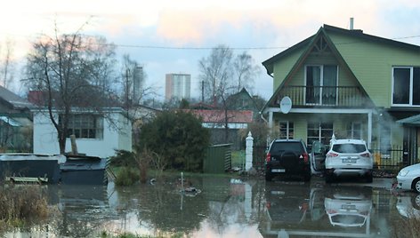 Išsiliejusi iš krantų Danės upė pasiekė gyventojų namus.