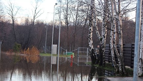 Išsiliejusi iš krantų Danės upė pasiekė gyventojų namus.