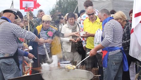 Kai kurie virėjai žuvienę išdalijo per 15 minučių.