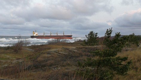 Per audrą ant seklumos užplaukęs laivas – sausakrūvis „Ocean Crown“.