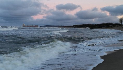 Per audrą ant seklumos užplaukęs laivas – sausakrūvis „Ocean Crown“.