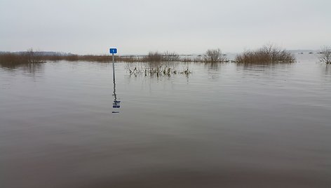 Lenkijoje automobilį išsinuomojusios prancūzės kelionę baigė Rusnės potvynio vandenyse.