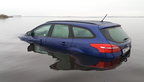 Lenkijoje automobilį išsinuomojusios prancūzės kelionę baigė Rusnės potvynio vandenyse.