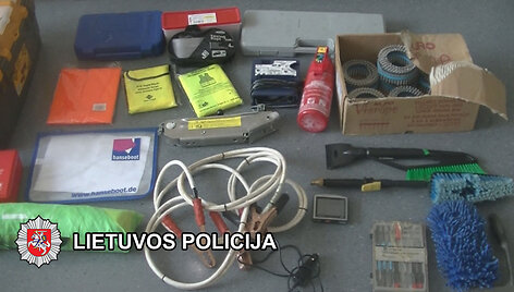 Pas įtariamuosius rasti daiktai, kurie buvo pavogti kartu su automobiliais.