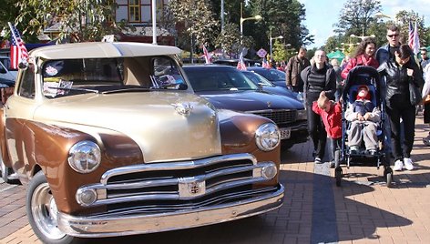 J.Basanavičiaus gatvėje galima apžiūrėti keletą amerikietiškų automobilių.